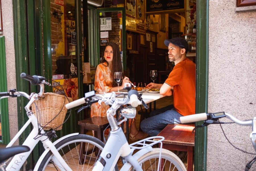 bicitapeo-tapas-and-highlights-guided-vintage-bike-tour