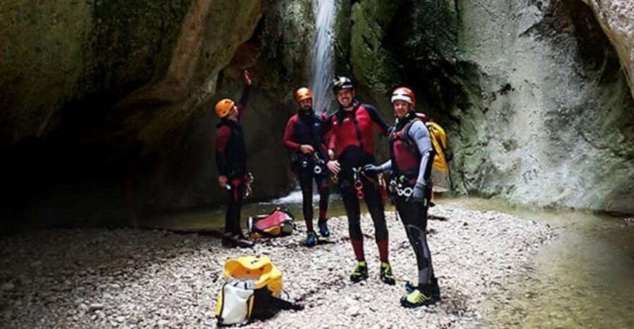 bolulla-canyoneering-experience-in-torrent-de-garx-ravine