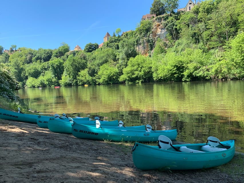 canoe-trip-along-cliffs-in-dordogne-carsac-cenac