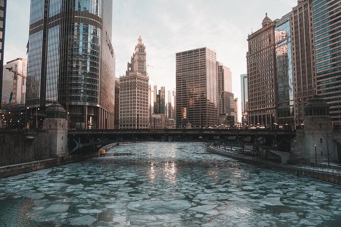 Chicago 2-Hour Sightseeing Transfer by Luxury Stretch Limo