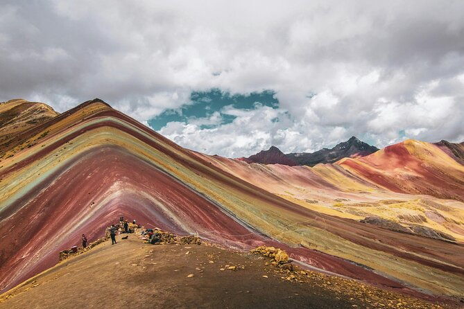 explore-rainbow-mountains-in-peru-mountain-of-7-colors