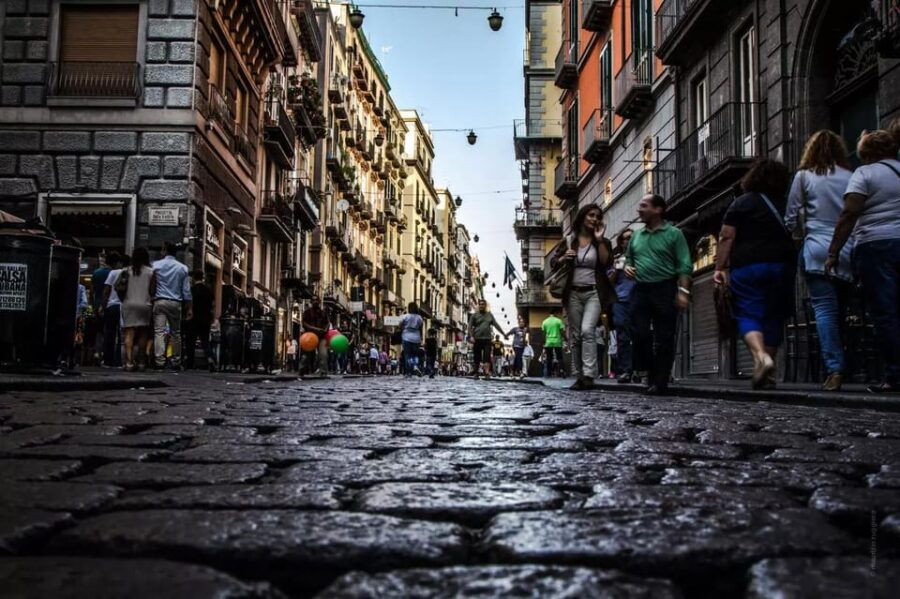 explore-urban-art-in-naples-vibrant-spanish-quarter-streets