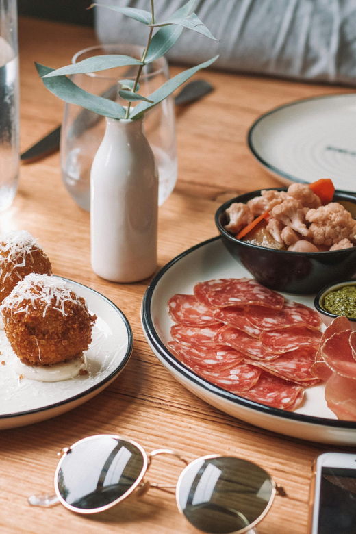 familly-friendly-tailored-tapas-giants-scavenger-hunts