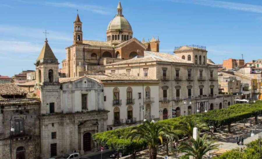 favara-guided-walking-tour-with-cannolo-and-sicilian-lunch