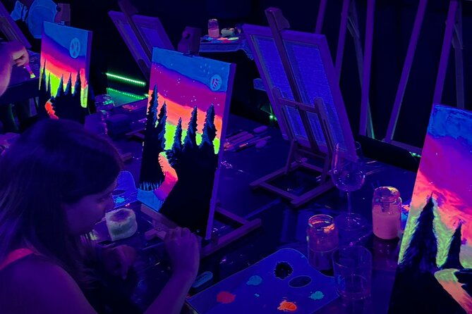 fluorescent-painting-class-with-wine-in-barcelona
