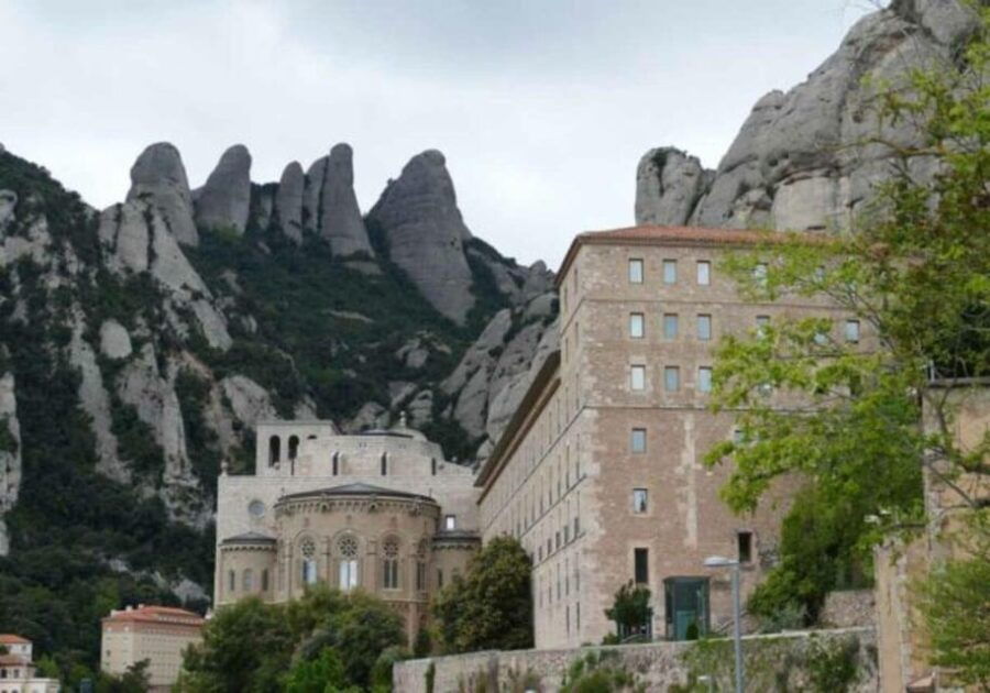 from-barcelona-train-route-and-cable-car-to-montserrat