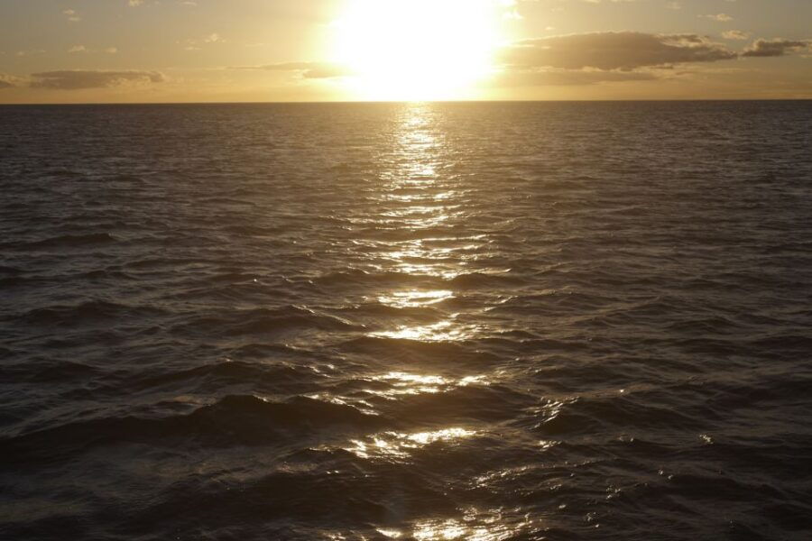 From Kona: Honokohau Sunset Boat Trip With Drinks and Snacks
