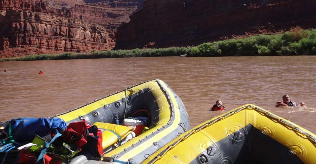 From Moab: Canyonlands 4x4 Drive and Calm Water Cruise
