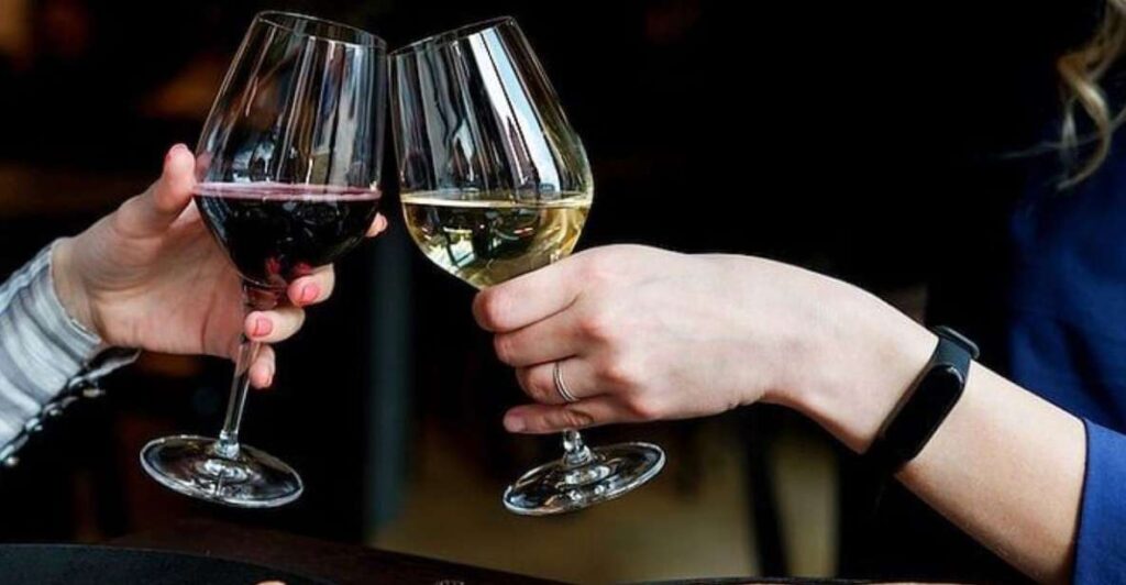 From Seattle: Full Day Seattles Wineries and Waterfalls Tour