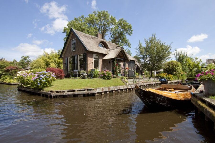 giethoorn-private-day-trip-with-boat-tour-from-amsterdam