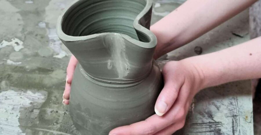 grottaglie-shape-ceramics-at-the-potters-wheel