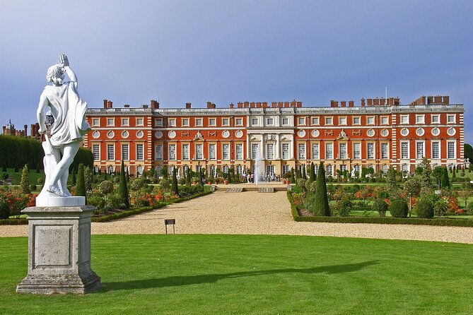 hampton-court-palace-stonehenge-roman-bath-private-tour-with-passes