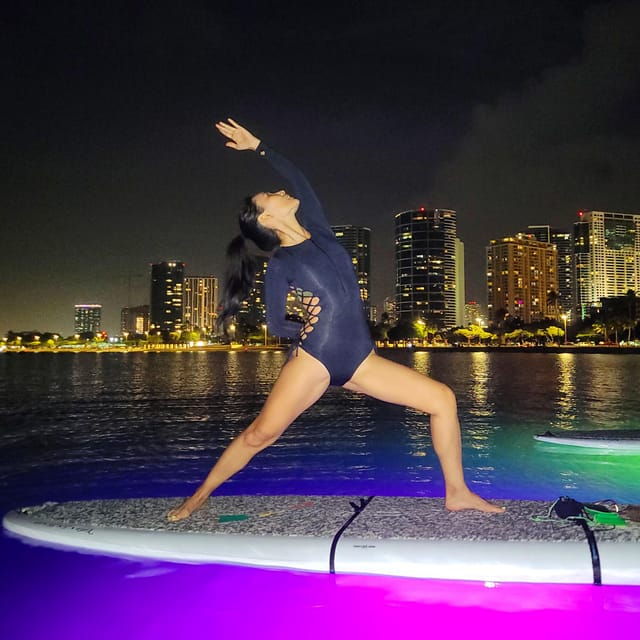Honolulu: Night SUP Yoga Class