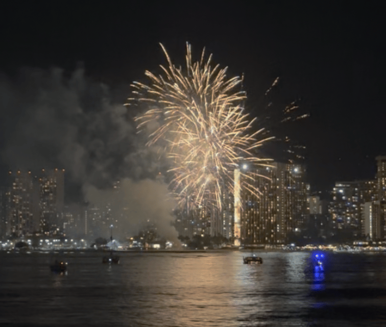 honolulu-private-waikiki-boat-cruises-for-up-to-6-people