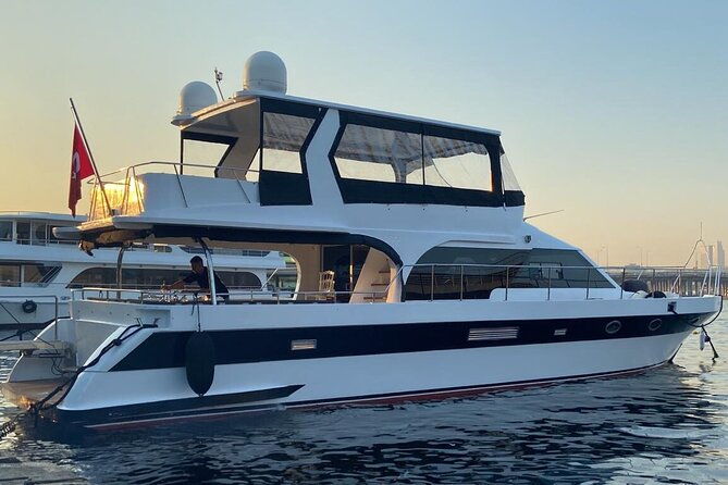 istanbul-private-luxury-yacht-on-bosphorus-20-mt-65feet