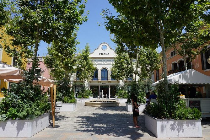 la-roca-village-private-round-trip-transfer