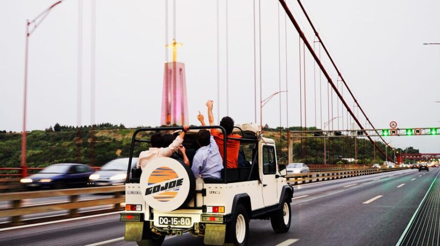 lisbon-sunset-to-night-in-vintage-jeep-with-drinks-on-board