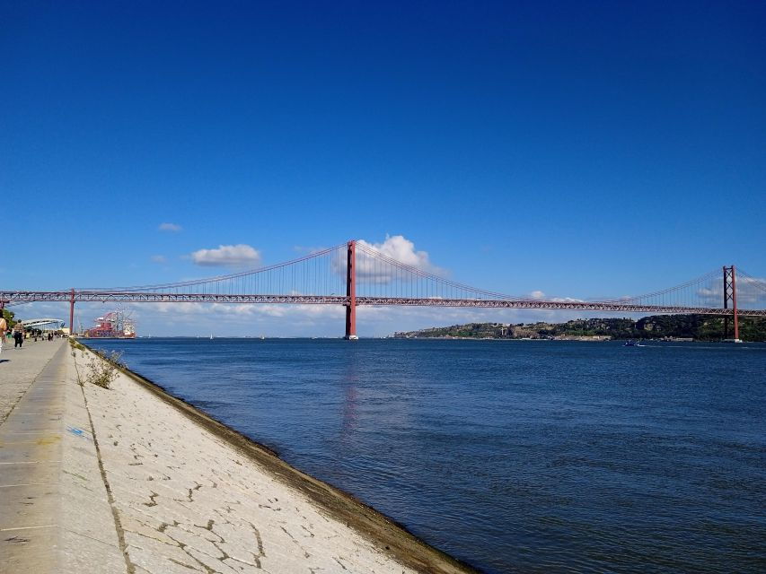 lisbon-tuktuk-highlights-tour-with-food-and-wine-tastings