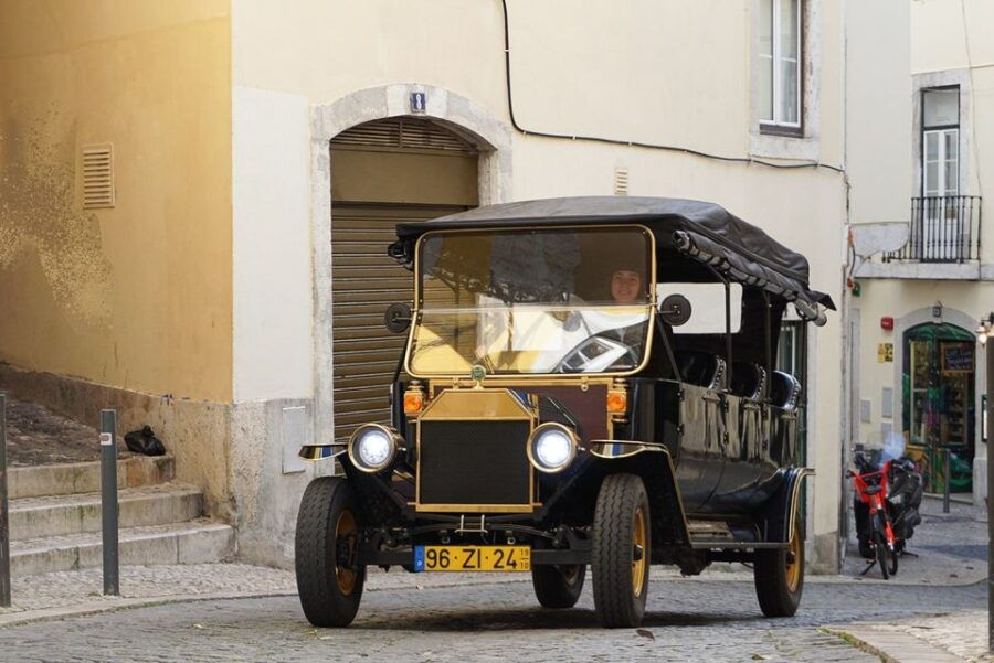 lisbon-vintage-vehicle-replica-romantic-private-tour