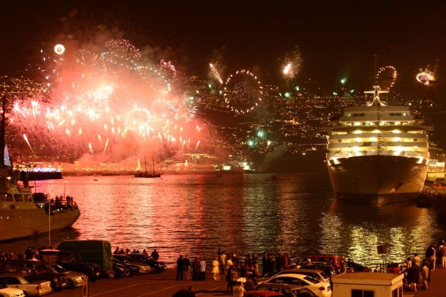 madeira-new-years-eve-fireworks-by-catamaran