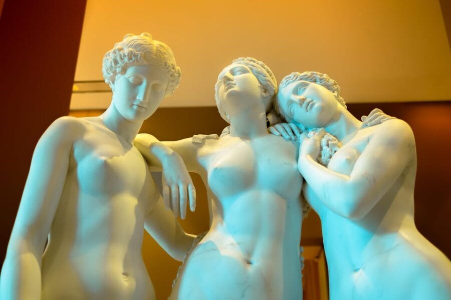 mona-lisa-treasures-6-people-max-louvre-experience