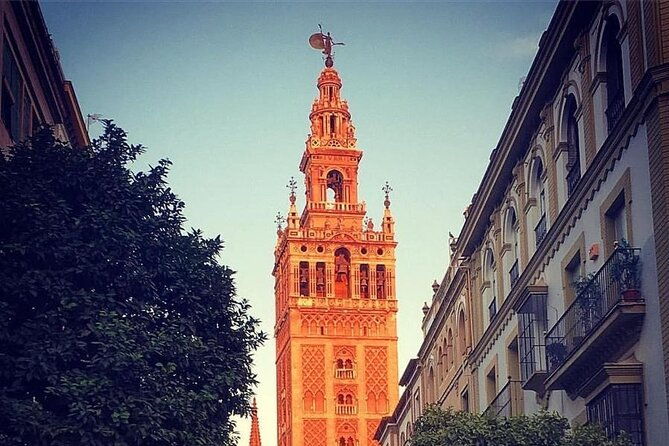 monumental-guided-walking-tour-of-the-santa-cruz-district