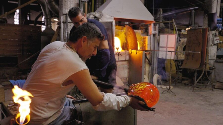 murano-glass-blowing-experience-at-gino-mazzuccato-factory