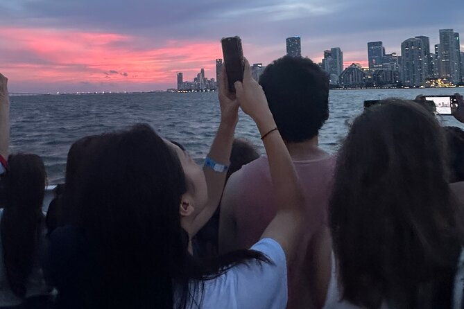 nyc-party-cruise-with-light-narration