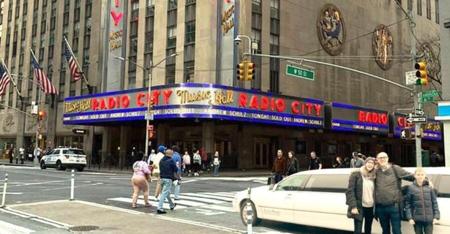 nyc-private-home-alone-2-stretch-limousine-tour-with-pizza