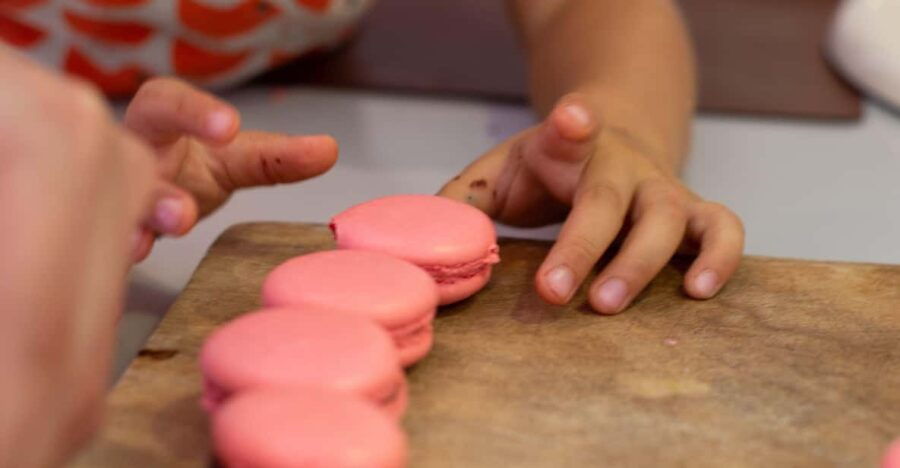 paris-kids-in-the-kitchen-macaron