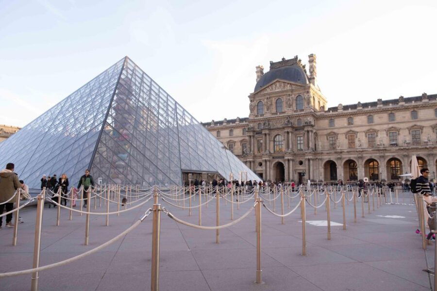 paris-louvre-museum-mona-lisa-first-viewing-semi-private