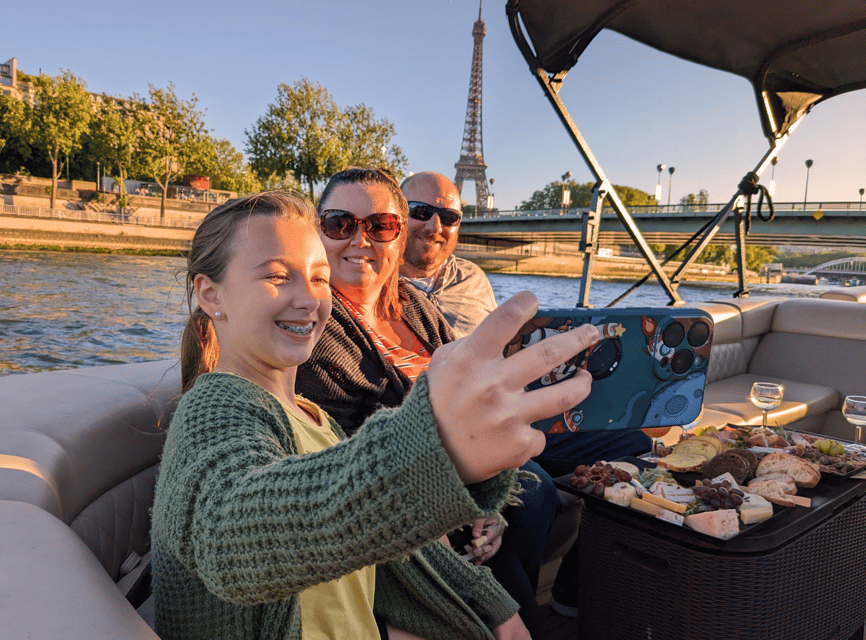 paris-private-sunset-sein-cruise-with-aperitif-and-pick-up