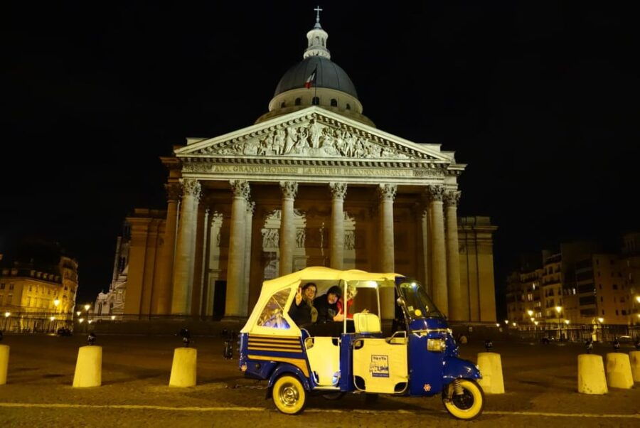 paris-tuk-tuk-photoshoot-with-printed-photos
