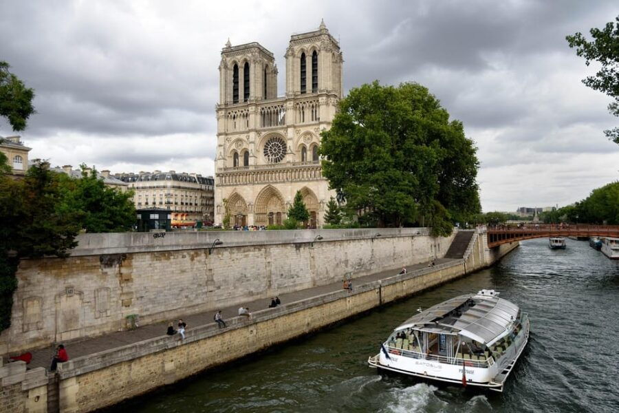 paris-walking-tour-with-notre-dame-cathedral-visit