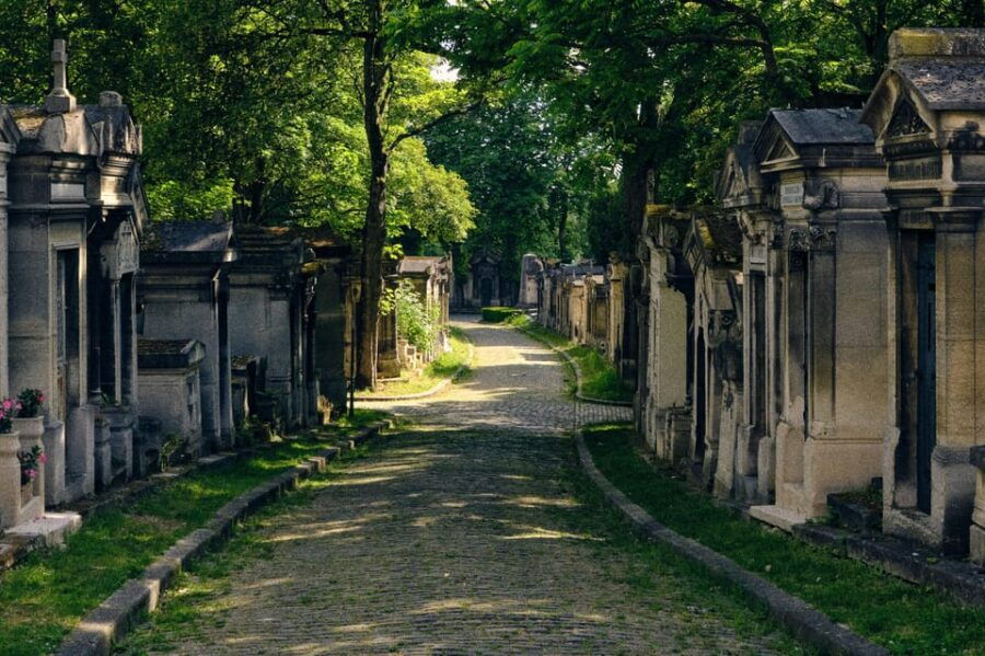 pere-lachaise-cemetery-tour-tales-from-the-graves-crepes