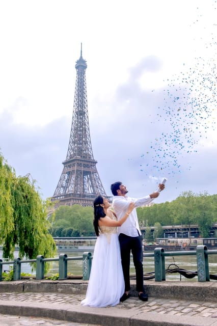 photo-session-for-couples-with-flowers-around-eiffel-tower