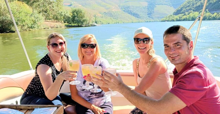 porto-douro-valley-2-wineries-lunch-private-boat-trip