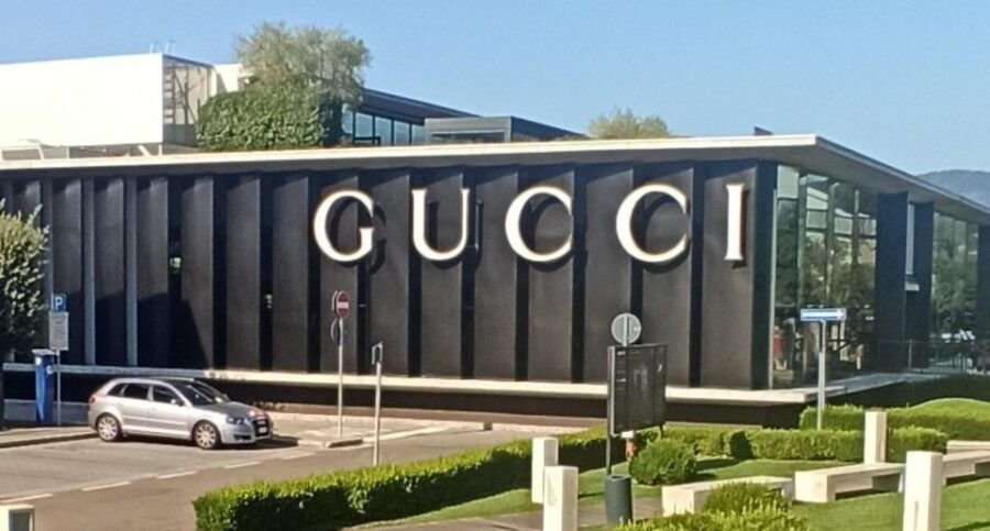 private-driver-for-shopping-to-the-mall-and-prada-outlet