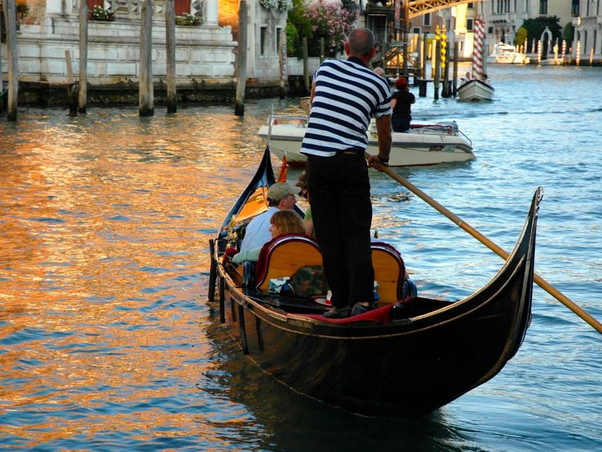 private-gondola-experience-discover-venices-waterways