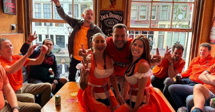 private-red-light-tour-city-center-with-beer-maid-guide