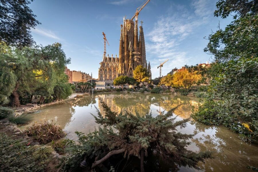 sagrada-familia-tour-with-express-entry-and-local-guide-2
