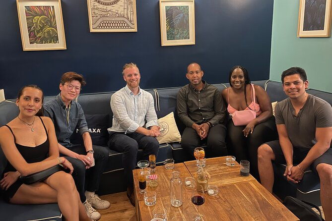 solo-in-paris-meetup-in-a-bar