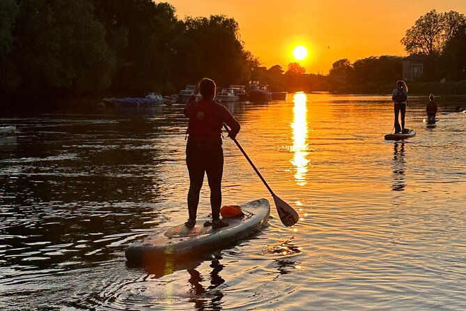 stand-up-paddleboarding-on-the-beautiful-thames-at-richmond