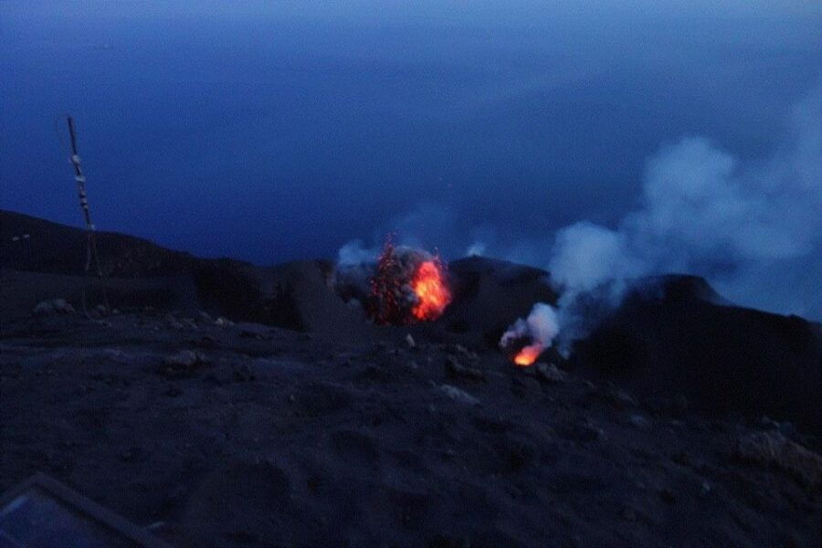 sunset-trekking-on-vulcano-stromboli