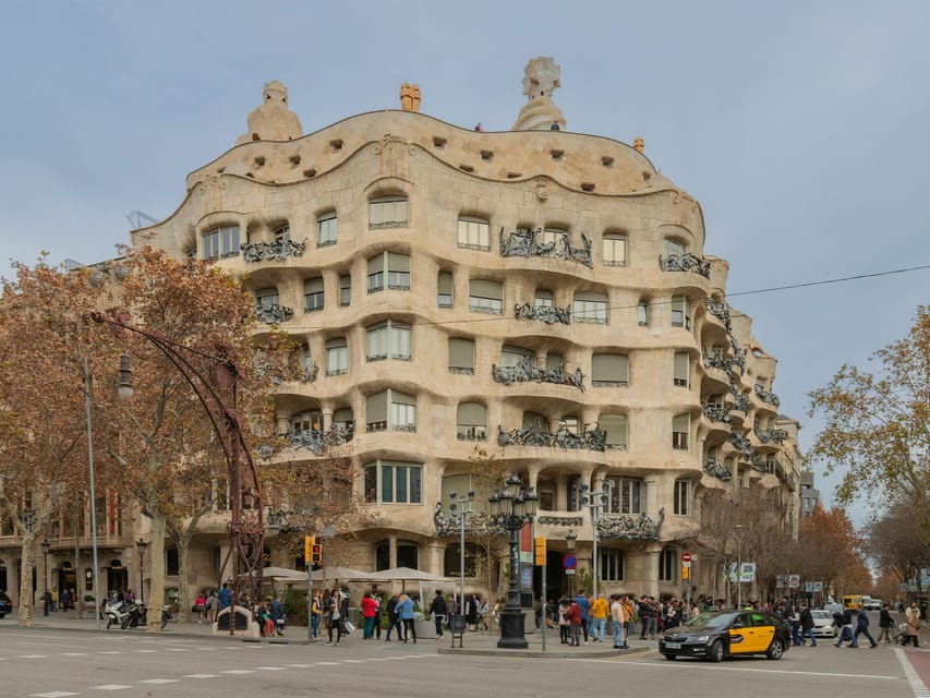 tiquets-tour-guide-lights-and-shadows-of-the-casa-mila-antoni-gaudi-barcelona
