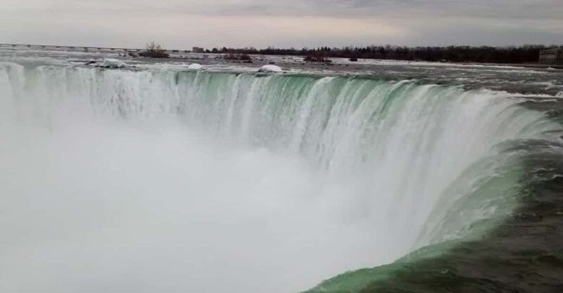toronto-and-niagara-falls-full-day-city-and-nature-tour