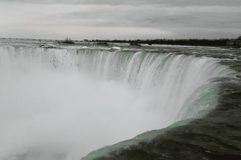 toronto-and-niagara-falls-full-day-city-and-nature-tour