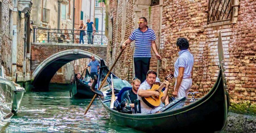 venice-30-minute-gondola-ride-on-grand-canal-with-serenade