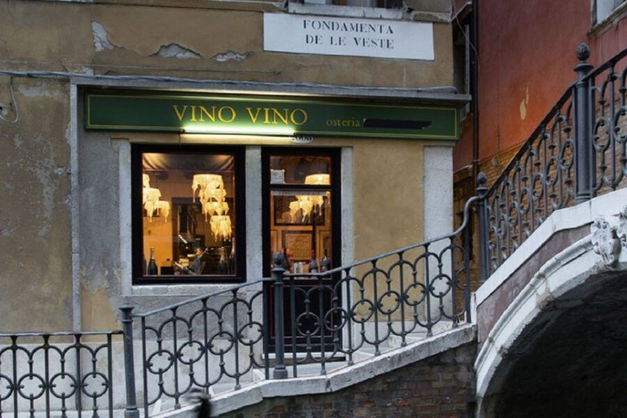 venice-gondola-ride-and-dinner-experience