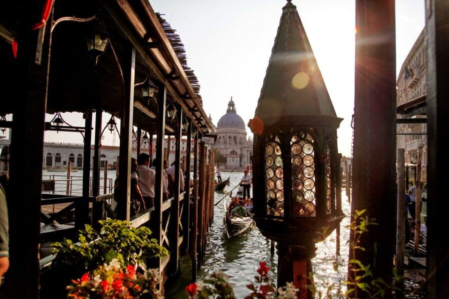 venice-gondola-ride-with-live-guide